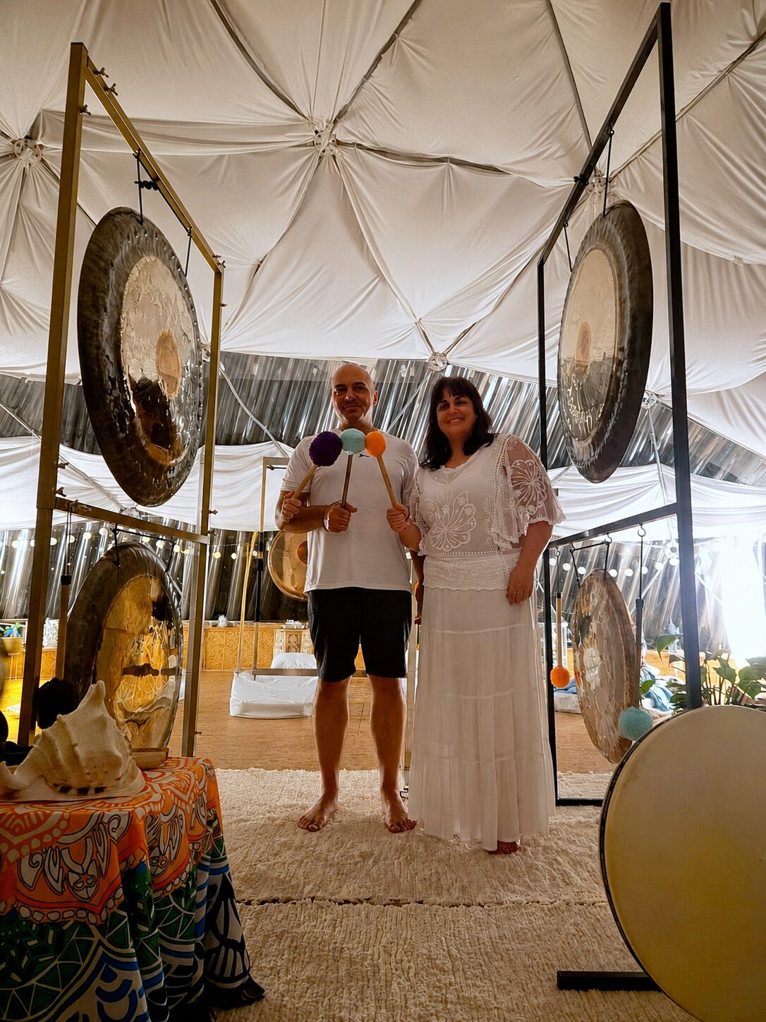 Cristina Pérez y Ángel acompañando la Puja de Gong